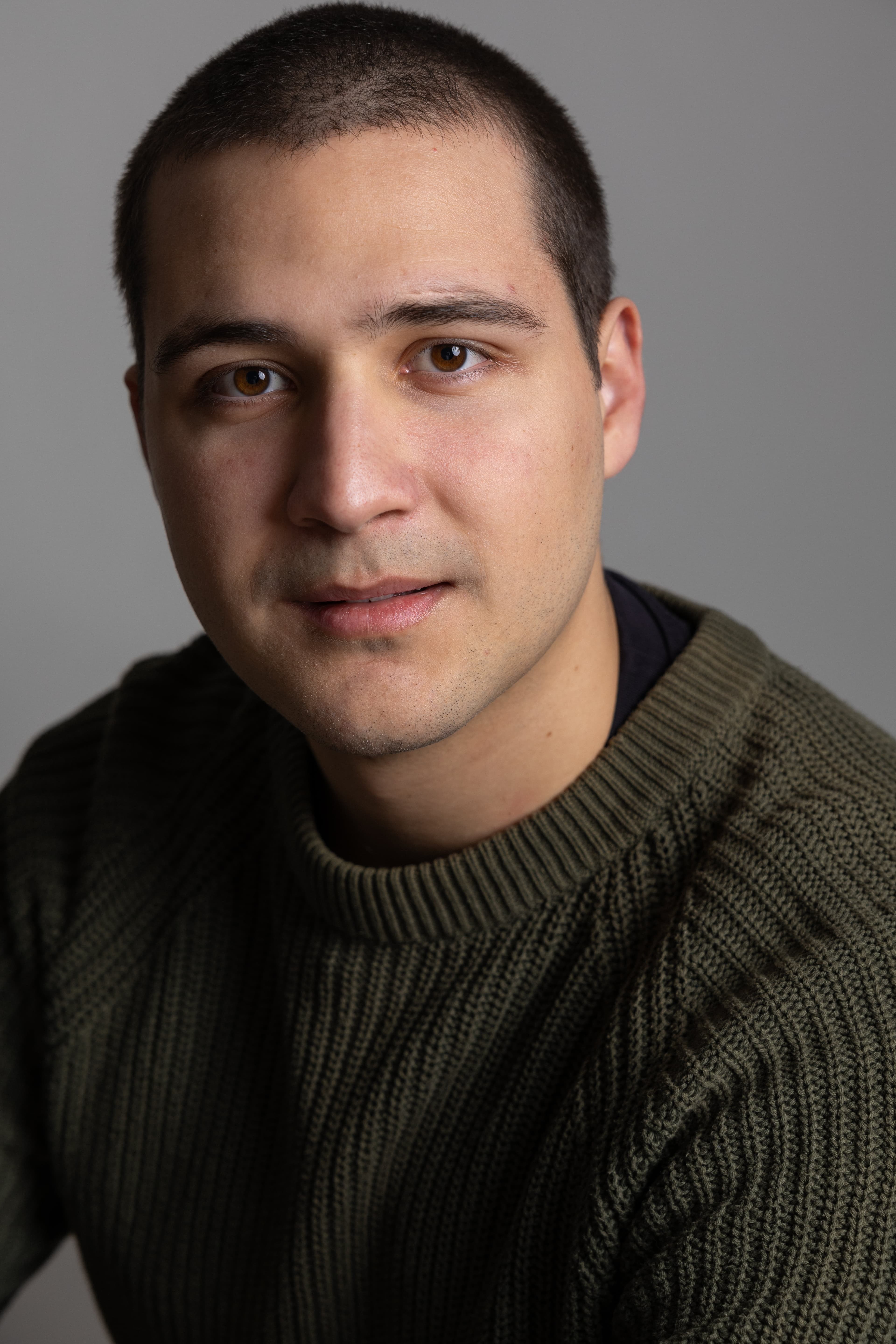 Nicolas Gosalvez, näyttelijä, kasvokuva vihreällä neuleella.